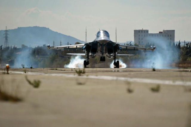 Máy bay ném bom Sukhoi Su-34 của Không quân Nga hạ cánh xuống đường băng tại căn cứ quân sự Hmeymim ở Syria.