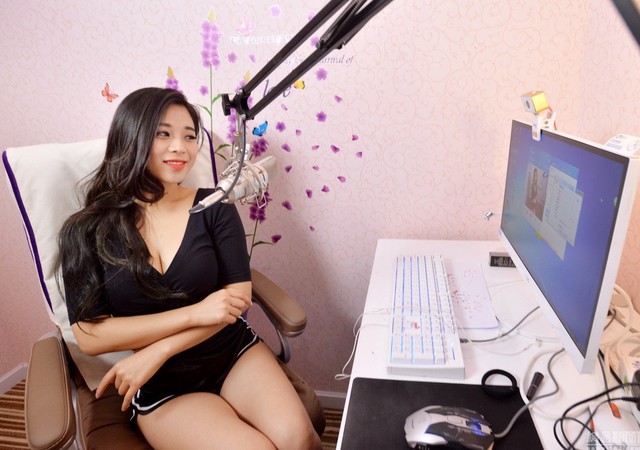 
Cô nữ sinh năm nhất trường Đại học Vũ Hán đang ngồi trước máy tính để làm việc.
