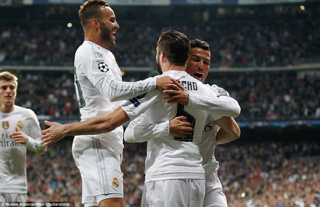 
Ronaldo ôm chặt Nacho để chúc mừng khi đồng đội trẻ ghi bàn.
