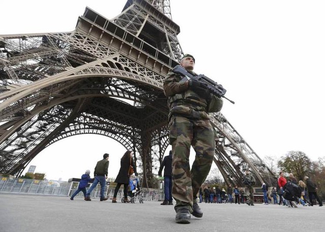 Binh sĩ Pháp tuần tra tại khu vực tháp Eiffel sau các vụ khủng bố.