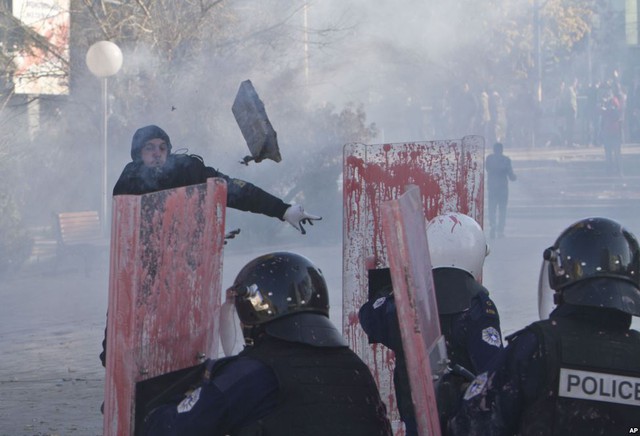 Những người biểu tình ném đá vào cảnh sát chống bạo động bảo vệ trước tòa nhà quốc hội ở thủ đô Pristina, Kosovo.