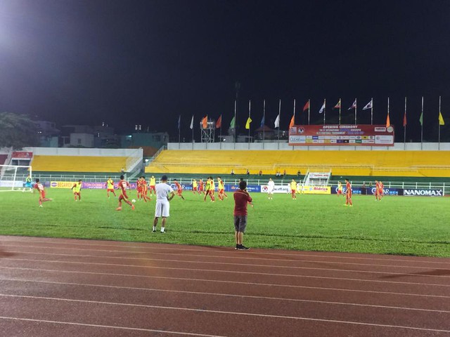 
U21 HAGL chia quân đá tập trên SVĐ Thống Nhất.
