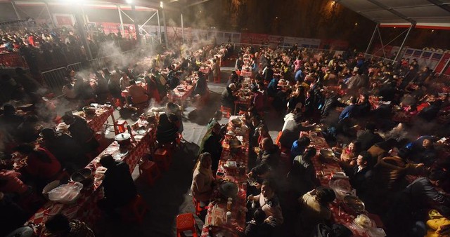 
Hơn 10 nghìn người đã tham gia đại tiệc lẩu nghi ngút ngoài trời tại Hợp Phì, An Huy vào tối 21/11.
