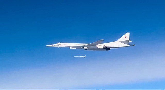 Máy bay ném bom chiến lược siêu âm Tu-160 của Không quân Nga phóng tên lửa hành trình Kh-555 nhằm vào mục tiêu của nhóm phiến quân Nhà nước Hồi giáo (IS) ở Syria.