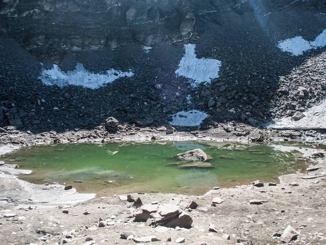 
Hồ Roopkund còn được biết đến là “hồ xương người”.
