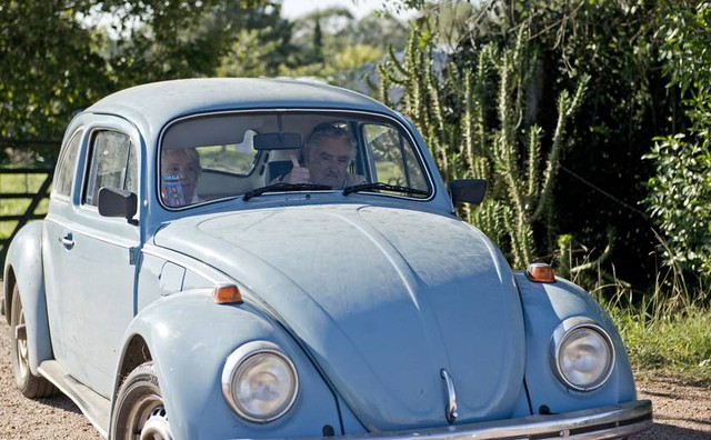 
Ông Jose Mujica khi còn là Tổng thống Uruguay luôn dùng chiếc xe Volkswagen Beetle cũ nát (chạy đã 25 năm). Chiếc xe này có lẽ là một trong những chiếc xe nổi tiếng nhất thế giới. Ảnh: Ricardo Ceppi/Corbis
