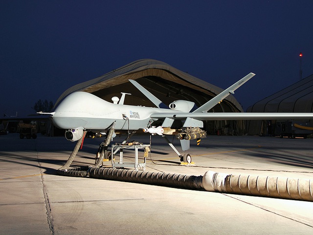 
MQ-9 Reaper có tầm hoạt động 1.852km, tốc độ tối đa 482km/giờ. Trên máy bay có 7 giá treo vũ khí có thê mang được các loại vũ khí như: tên lửa AGM-114 Hellfire, bom dẫn đường laser GBU-12,...
