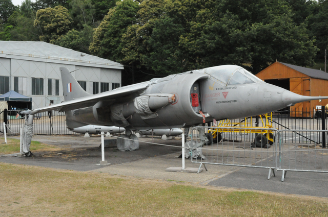 
Nguyên mẫu XP984 sau khi cải tiến, có thể thấy cánh chính hạ xuống thấp hơn so với các nguyên mẫu trước và là tiêu chuẩn của việc thiết kế Harrier sau này.
