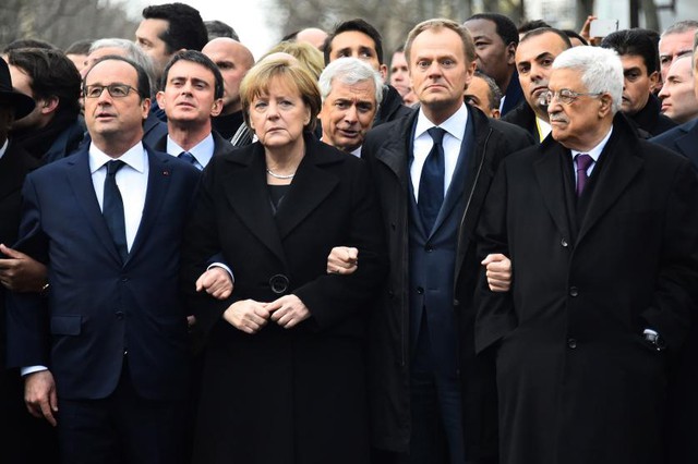 
Bà Merkel cùng Tổng thống Pháp Francois Hollande, Chủ tịch Hội đồng châu Âu Donald Tusk, Tổng thống Chính quyền Palestine Mahmoud Abbas trong cuộc tuần hành trong yên lặng phản đối khủng bố ở Paris ngày 11/1/2015, sau vụ tấn công vào tòa soạn báo Charlie Hebdo.
