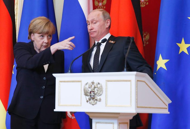 
Cử chỉ của Thủ tướng Đức trong lần nói chuyện với Tổng thống Putin tại cuộc họp báo sau các cuộc đàm phán hòa bình về đông Ukraine tại điện Kremlin ngày 10/5/2015. 
