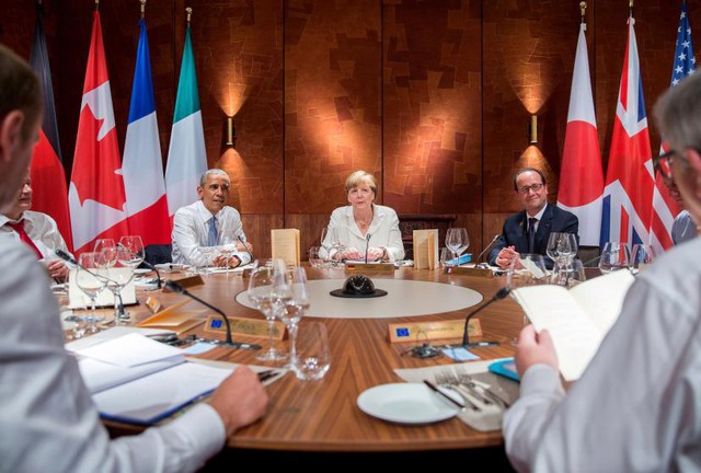 
Tổng thống Mỹ, Thủ tướng Đức và Tổng thống Pháp trong bữa tối bàn công việc tại hội nghị thượng đỉnh G7 diễn ra ở Kruen, Đức ngày 7/6. Khủng hoảng nợ của Hy Lạp và tình trạng bạo lực tiếp diễn tại Ukraine là những vấn đề nóng, bao trùm hội nghị. 

