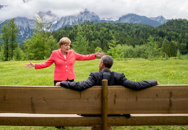 
Thủ tướng Đức Angela Merkel trò chuyện với Tổng thống Mỹ Obama bên ngoài cung điện Elmau, Kruen, Đức ngày 8/6, trong khuôn khổ hội nghị thượng đỉnh G7. 
