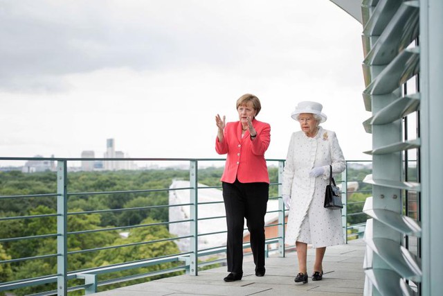 
Thủ tướng Đức đón tiếp Nữ hoàng Anh Elizabeth II ngày 24/6, trong khuôn khổ chuyến thăm 4 ngày của Nữ hoàng và Hoàng tử Philip tới Đức. Nữ hoàng và Hoàng tử Anh đã tới thăm Berlin, Frankfurt, khu tưởng niệm trại tập trung ở Bergen-Belsen. 
