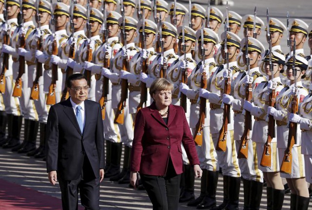 
Thủ tướng Đức Angela Merkel và Thủ tướng Trung Quốc Lý Khắc Cường duyệt binh trong lễ đón tiếp bên ngoài Đại lễ đường Nhân dân Trung Quốc ở Bắc Kinh ngày 29/10.
