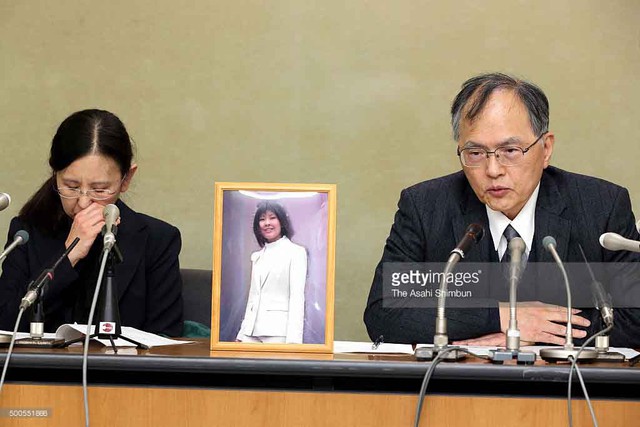 
Cha mẹ của nữ nhân viên Mina Mori (người trong ảnh) trong một cuộc họp báo.

