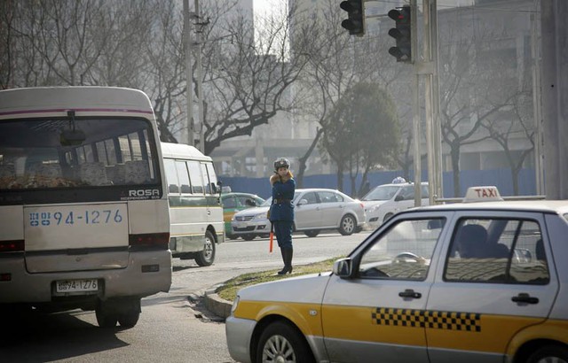 
Một nữ cảnh sát giao thông Triều Tiên làm nhiệm vụ điều tiết giao thông trên một con đường xe cộ qua lại tấp nập ở Bình Nhưỡng.
