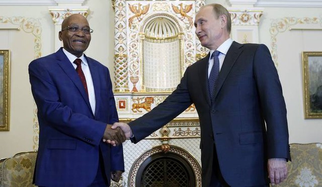 
Tổng thống Nga Putin trong một cuộc gặp với nhà lãnh đạo Nam Phi Jacob Zuma.
