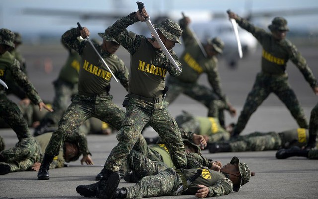 Binh sĩ Philippines phô diễn kỹ năng chiến đấu trong lễ kỷ niệm 80 năm ngày thành lập Các lực lượng vũ trang Philippines (AFP) tại căn cứ không quân Clark ở tỉnh Pampanga, phía nam Manila ngày 21.12.