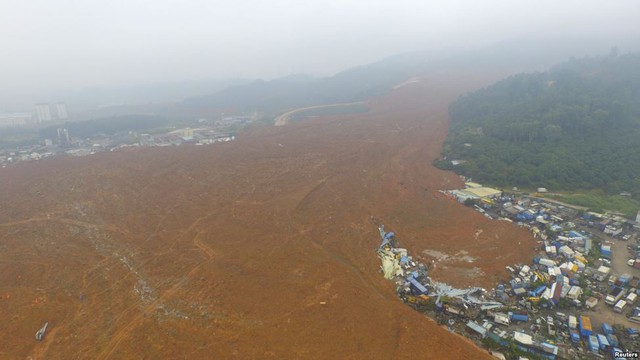 Toàn cảnh từ trên cao vụ lở đất kinh hoàng tại một khu công nghiệp ở thành phố Thâm Quyến, Trung Quốc.