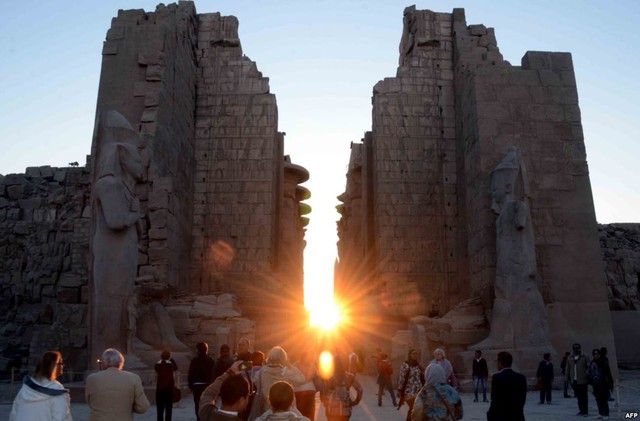 Mặt trời mọc sau ngôi đền cổ Karnak vào ngày đông chí tại thành phố Luxor, Ai Cập.