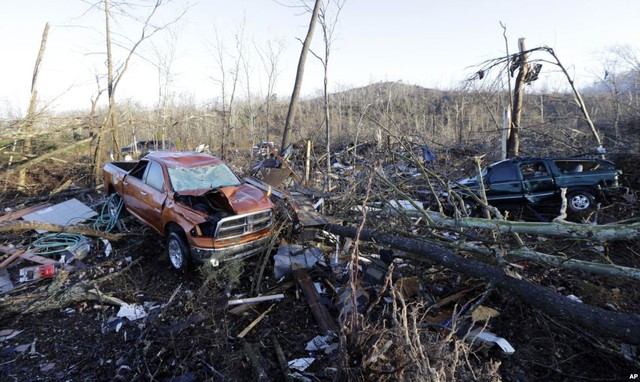 Các phương tiện bị phá hủy sau khi một trận lốc xoáy quét qua khu vực ngoại ô thành phố Linden, bang Tennessee, Mỹ.