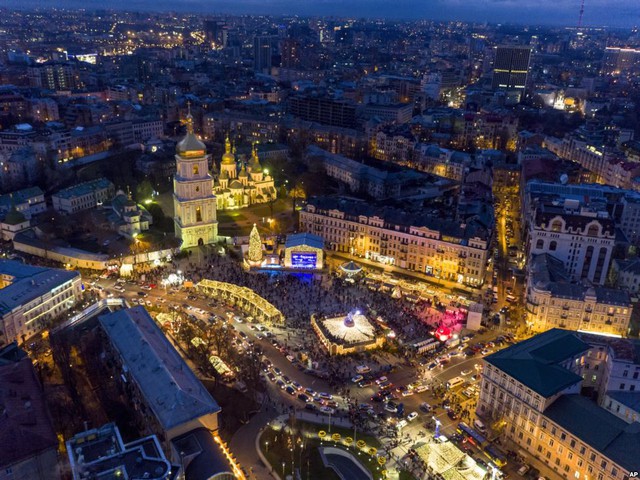 Ánh đèn trang trí rực rỡ trên quảng trường St. Sophia ở thành phố Kiev, Ukraine.