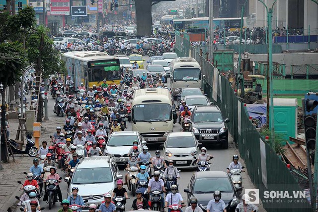 Đường Nguyễn Trãi đang được ví như “con đường đau khổ” của Thủ đô Hà Nội, kể từ khi công trình đường sắt đô thị trên cao Cát Linh - Hà Đông khởi công xây dựng.