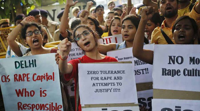 
Học sinh biểu tình phản đối cưỡng hiếp tại thủ đô Delhi, Ấn Độ.
