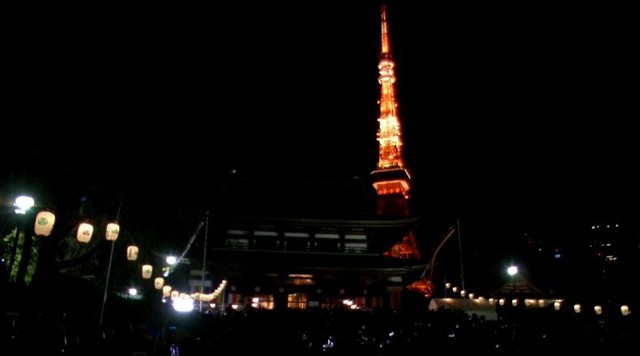 
Người dân Nhật Bản tập trung ở ngôi chùa cổ 1200 năm tuổi tại thủ đô Tokyo để đón năm mới.
