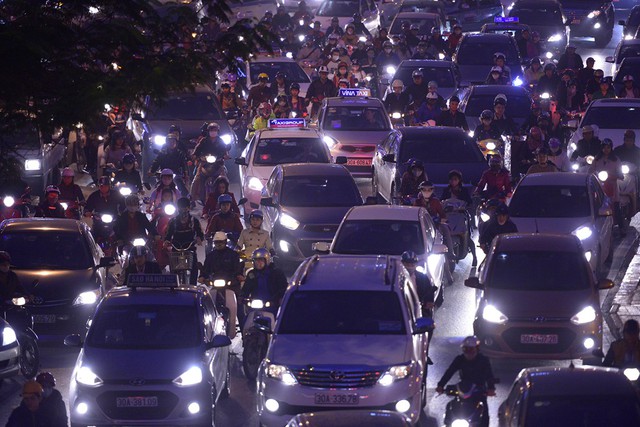
Lúc 18, con phố Nguyễn Chí Thanh, điểm đầu của đường Trần Duy Hưng đã bắt đầu ùn tắc do lượng phương tiện tham gia giao thông lớn (Ảnh: Zing.vn)
