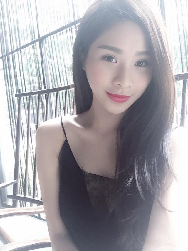 Cô bạn Nguyễn Hồng Nhung là fan cuồng của túi Chanel.