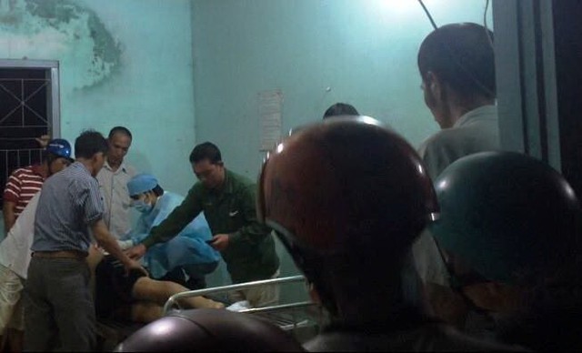 Lực lượng chức năng tỉnh Bình Thuận khám nghiệm tử thi cho nạn nhân Đặng Văn Tá - Ảnh: Ng.Nam