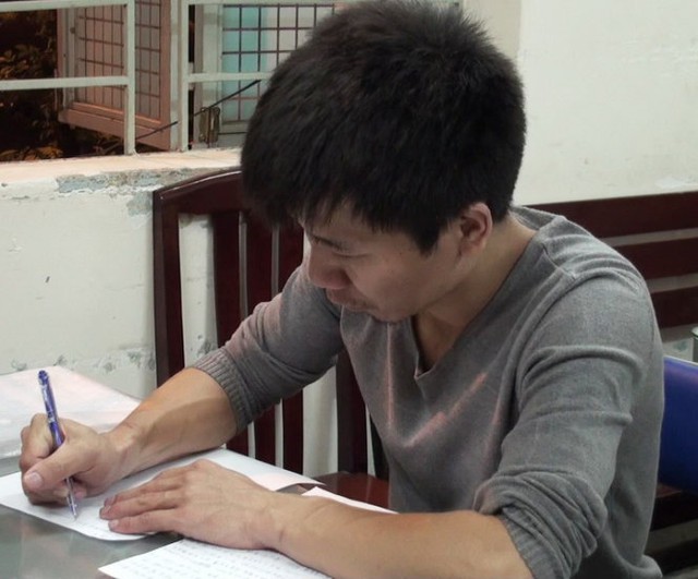 
Đối tượng Xue Wen tại cơ quan cảnh sát điều tra - Ảnh : Đại Việt
