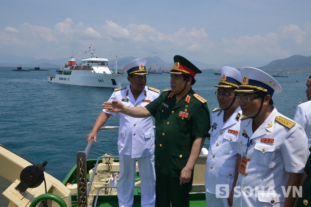 Đại tướng Phùng Quang Thanh và Phó tư lệnh-TMT Hải quân tại Lễ duyệt đội hình tàu. Ảnh: Trọng Thiết