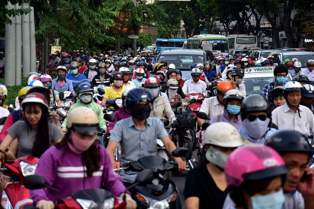 
Các quận có lượng người lưu thông lớn ở Sài Gòn bị tắc cứng ngay từ chiều như Cách Mạng Tháng Tám, Võ Văn Tần, Điện Biên Phủ, ngã sáu Dân Chủ, đường 3/2... thuộc các quận 1, 3, 10 (Ảnh: Zing.vn)
