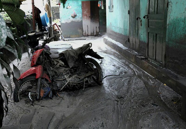 2 chiếc xe máy của gia đình anh Nguyễn Văn Vĩ ở tổ 2 vẫn chỏng trơ trong sân nhà. Ảnh: Vietnamnet