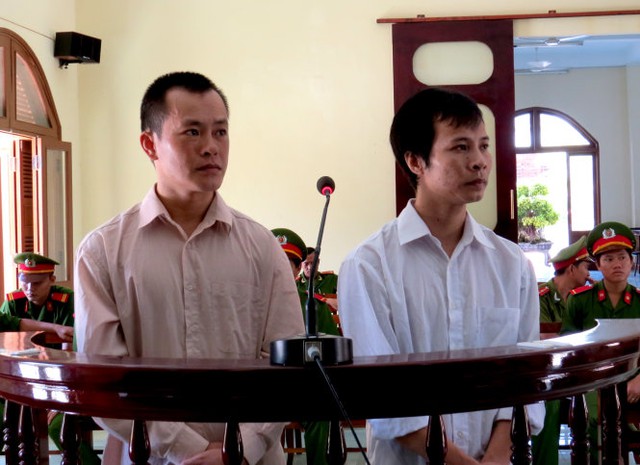 
Hai bị cáo Phạm Thanh Đại (trái) và Đặng Sỹ Lệ tại phiên xử phúc thẩm
