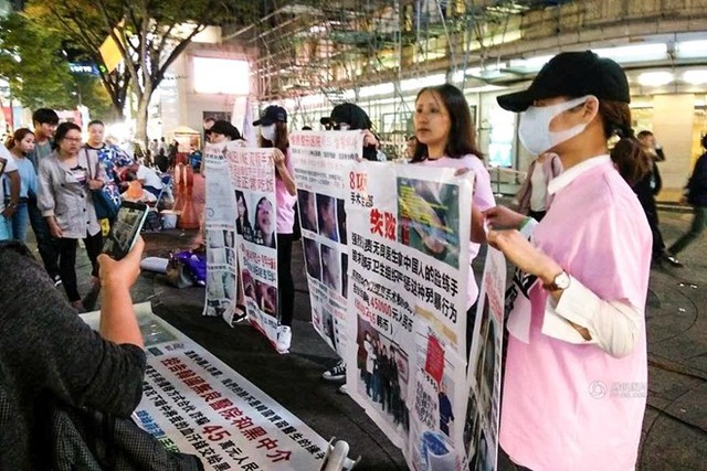 Một nhóm các cô gái Trung Quốc từng thất bại khi tới Hàn Quốc phẫu thuật thẩm mỹ đã biểu tình tập thể trên một con phố ở Seoul. Những cô gái này cầm những tờ poster về các vụ phẫu thuật thẩm mỹ thất bại, tố cáo các trung tâm môi giới và những bệnh viện vô đạo đức. Họ hy vọng việc làm này sẽ gây được sự chú ý của Chính phủ Hàn Quốc. (Nguồn: QQ)
