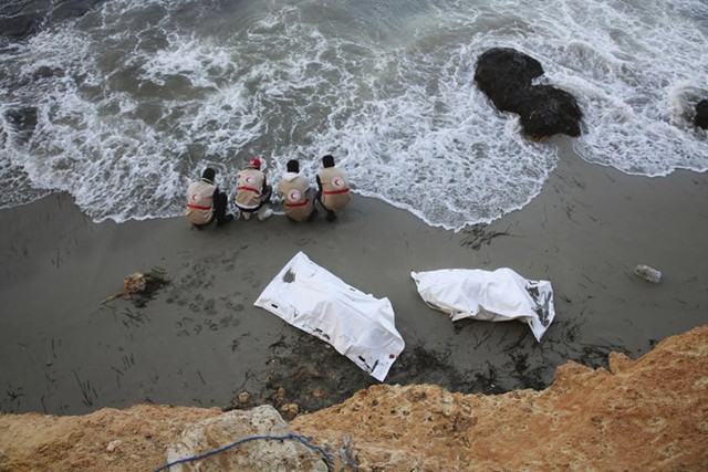 Tổ chức Trăng Lưỡi liềm Đỏ Libya cho biết trong 5 ngày qua, đã tìm thấy ít nhất 95 thi thể của những người di cư trôi dạt vào bờ biển Libya. (Nguồn: QQ)