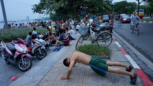 Đường Thanh Niên, nơi lý tưởng để luyện tập sức khỏe của người dân Thủ đô cũng là nơi họp chợ mỗi sáng sớm.