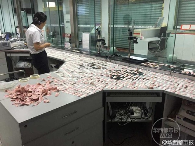 
Người nhà nói rằng sau khi tỉnh lại, phát hiện ra đống tiền bị xé, ông Lạc rất buồn. Tính đến ngày 25/10, 13 nhân viên ngân hàng đã hoàn thành việc phân loại những mảnh tiền. Có thể phải mất 1 tuần để dính những mảnh tiền lại. (Nguồn: QQ)
