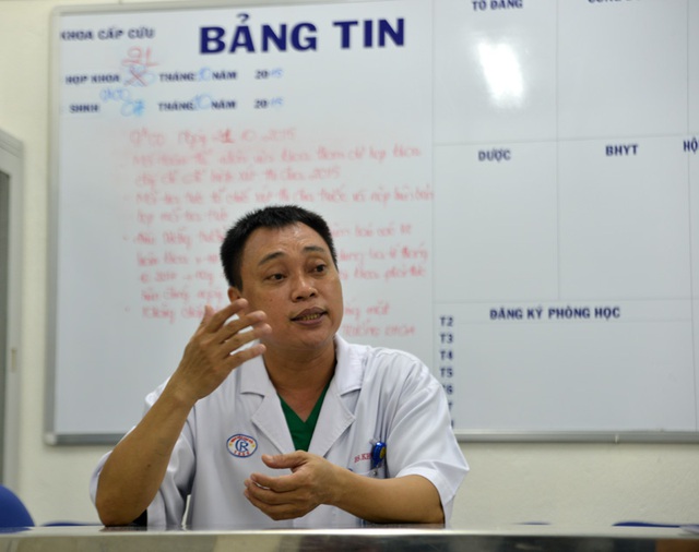 
Bác sĩ Trần Tuấn Khương kể lại tình huống bị thân nhân người bệnh cầm dao đe dọa. Ảnh: Đinh Tuấn
