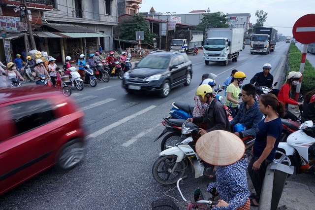 
Điểm sang đường đoạn qua xã Minh Đức cũng là ngã ba giao cắt của tuyến đường liên xã Minh Đức - Hòa Phong có mật độ giao thông rất cao.
