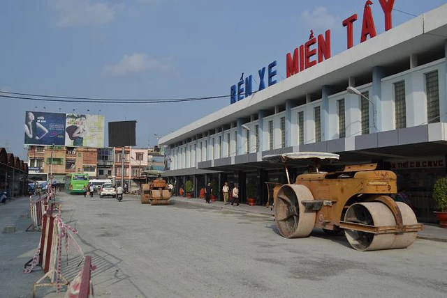 
Xung quanh bến xe miền Tây, TP.HCM có nhiều băng nhóm hoạt động chuyên trấn lột người dân đi xe
