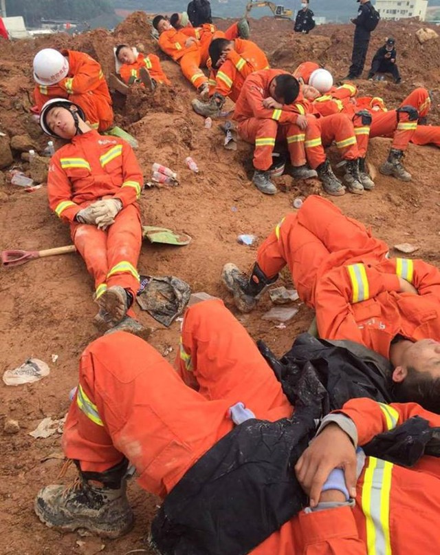 
Khoảng 3.000 nhân viên cứu hộ đã được huy động để tìm kiếm những người bị mất tích trong vụ lở đất tại khu công nghiệp quận Quang Minh, Thâm Quyến, tỉnh Quảng Đông, miền Nam Trung Quốc. Họ thay phiên nhau nghỉ ngơi sau nhiều giờ có mặt tại hiện trường. (Nguồn: CCTV)
