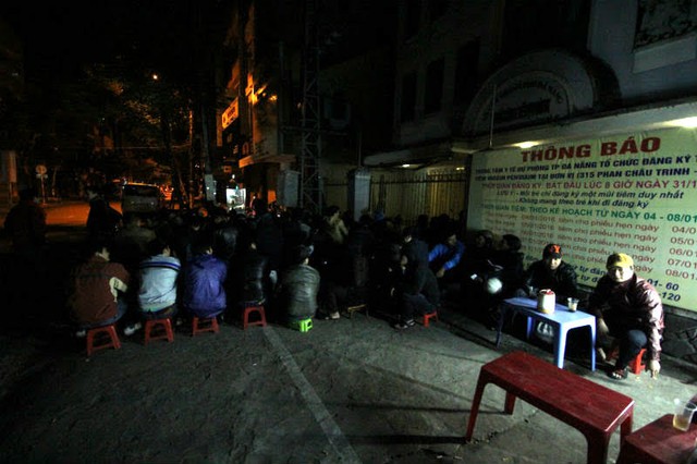 
Rất đông người dân thức suốt đêm, bám trụ trước cổng Trung tâm Y tế dự phòng Đà Nẵng chờ đăng ký vắc xin 5 trong 1.
