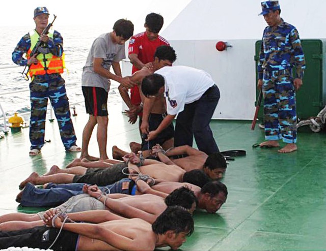 Cảnh sát biển khống chế bọn cướp ngay khi đưa lên tàu CSB 4034 - Ảnh: Đức Định