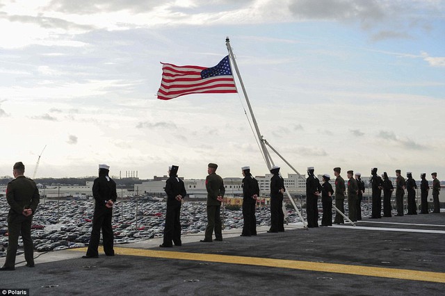 Các thủy thủ và lính thủy đánh bộ Mỹ trên boong tàu sân bay USS Theodore Roosevelt (CVN 71), lớp Nimitz hôm 11/3/2015.