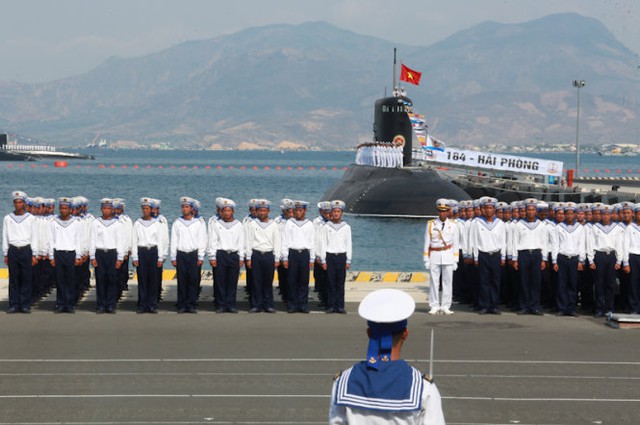 Tàu ngầm Kilo 184- Hải Phòng cùng lực lượng hải quân trong lễ kỷ niệm 60 năm ngày thành lập Hải quân nhân dân VN. Ảnh: Tuổi Trẻ