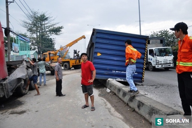 Sự cố giao thông khiến thùng container rơi qua làn đường dành cho xe hai bánh